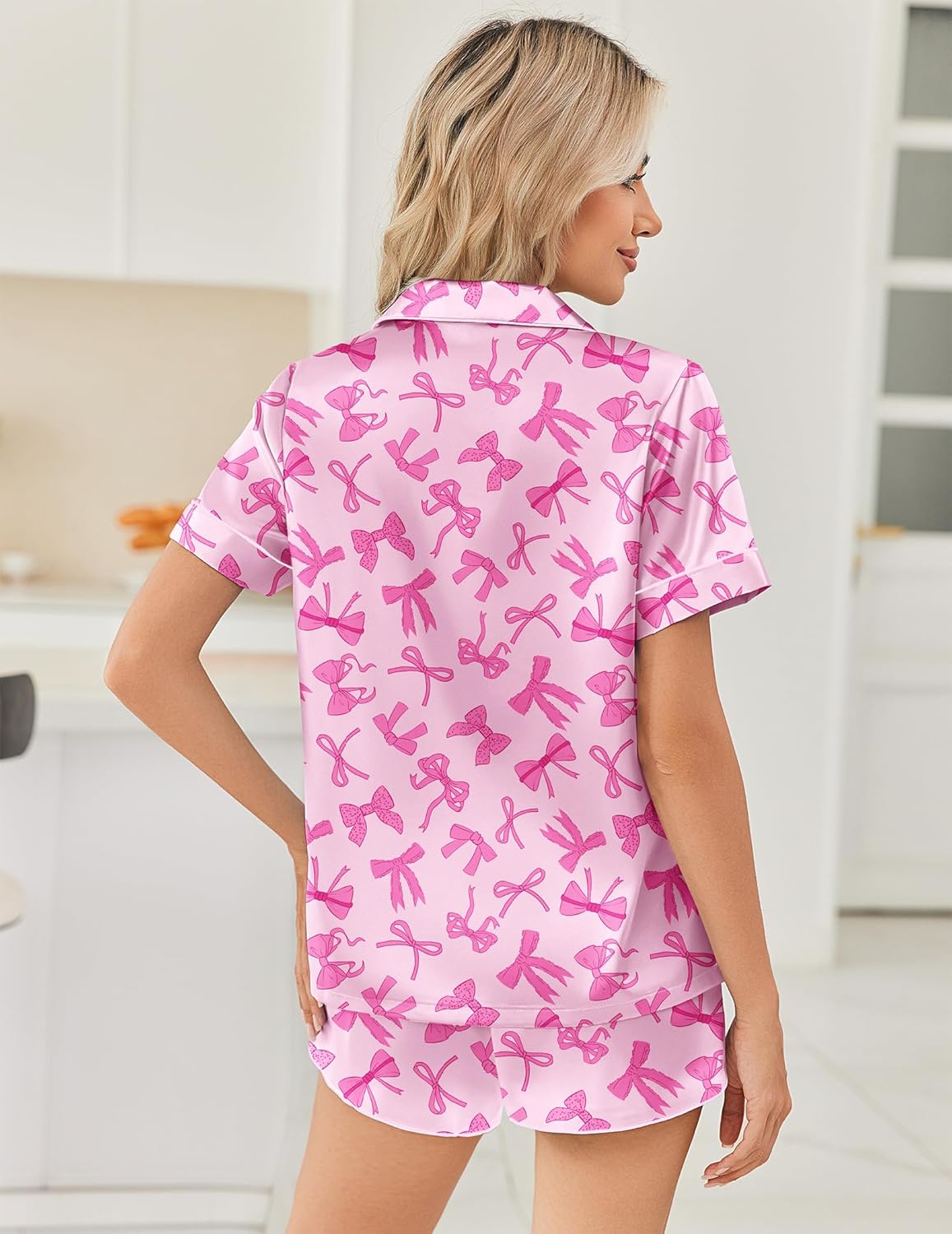 Rückansicht Satin-Schlafanzug-Set mit Schleifen-Alloverprint, rosa