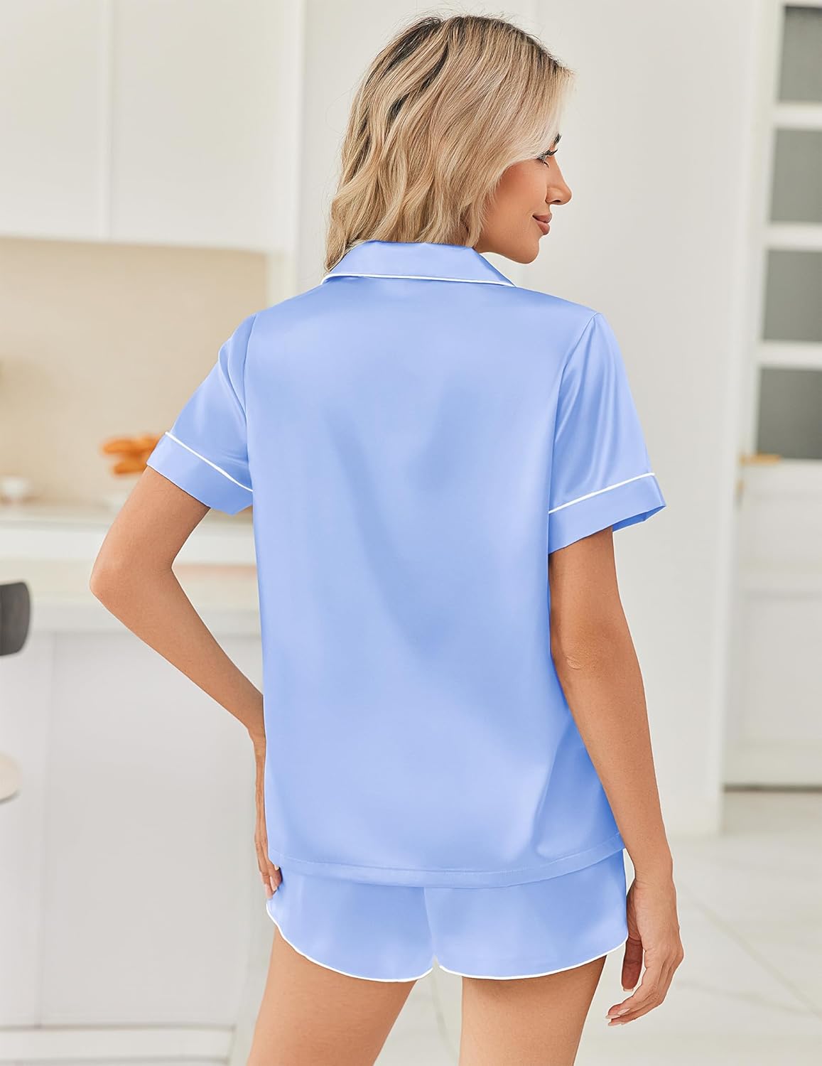 Rückansicht Satin-Schlafanzug-Set mit Kurzarmhemd und Shorts, hellblau