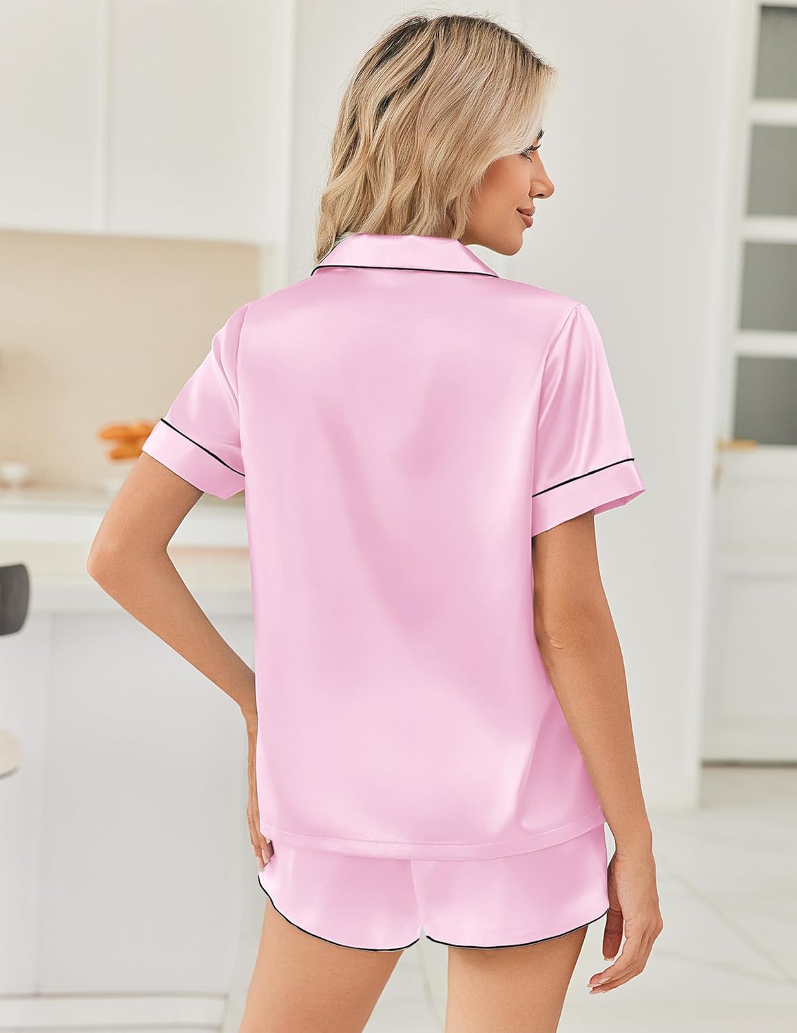 Rückansicht Satin-Schlafanzug-Set mit Kurzarmhemd und Shorts, hellrosa