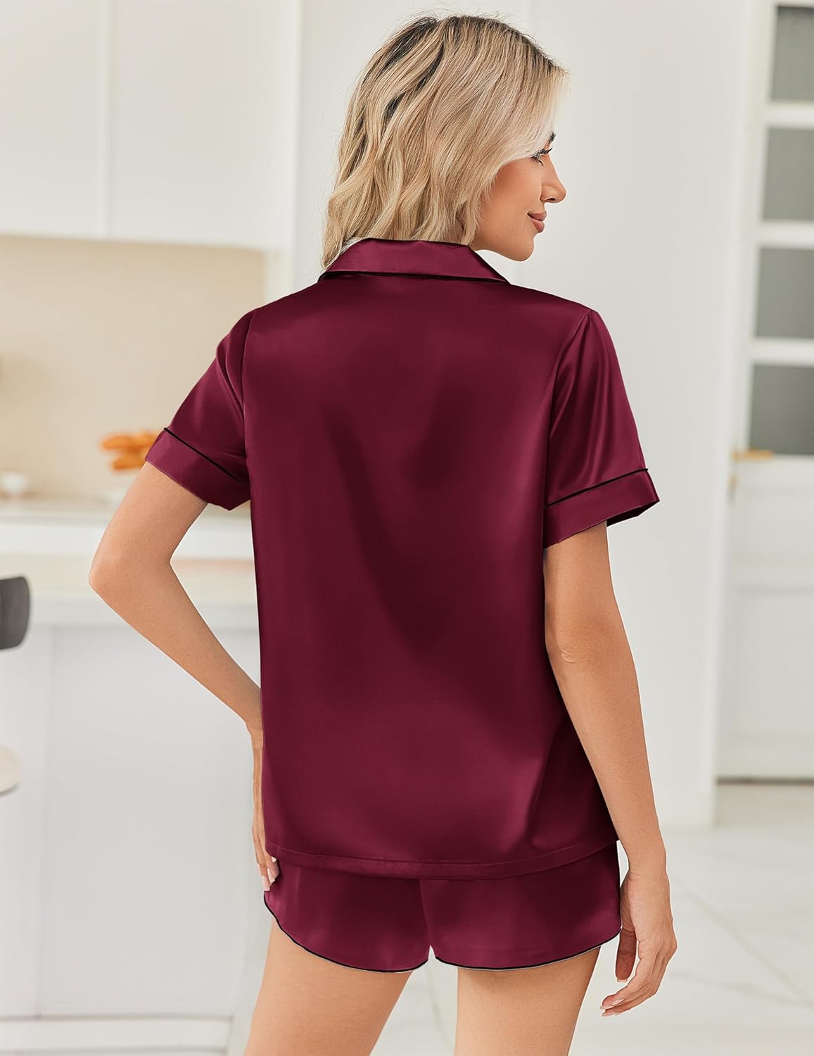 Rückansicht Satin-Schlafanzug-Set mit Kurzarmhemd und Shorts, weinrot