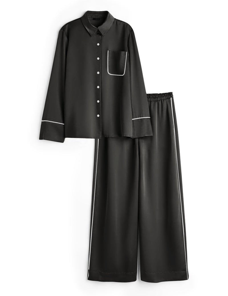 Satin Pyjama-Set in Schwarz: Hemd mit Knopfleiste und Brusttasche, weite lange Hose