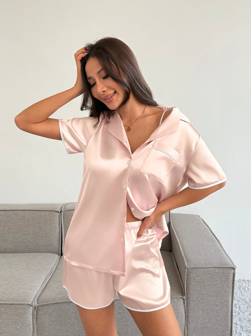 Satin-Pyjama-Set mit Kurzarmhemd und Shorts in hellem Rosé, Knopfleiste