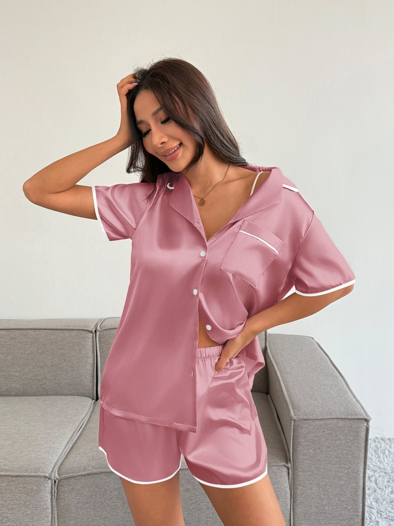 Satin-Pyjama-Set in Altrosa mit hellem Kontrastbesatz, Kurzarmhemd und Shorts