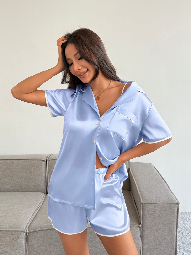 Satin-Schlafanzug-Set: Hellblaues kurzärmliges Hemd mit Knopfleiste und passende Shorts