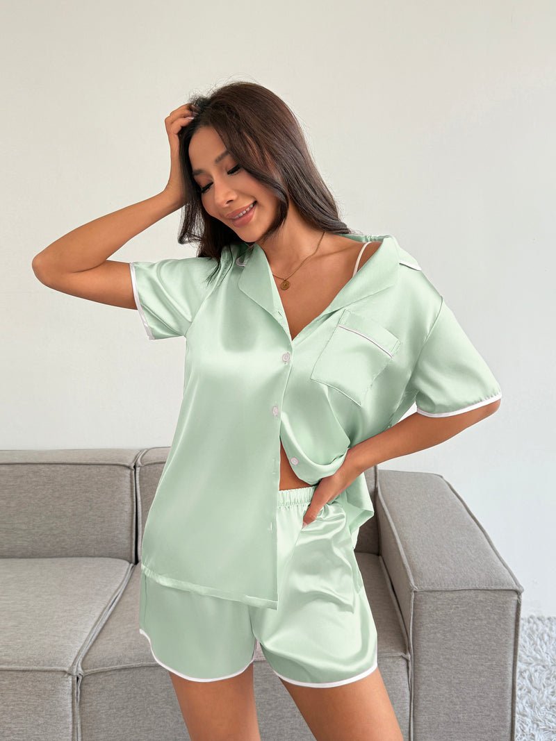 Satin-Pyjama-Set mit Kurzarmhemd und Shorts in hellem Salbeigrün, Knopfleiste