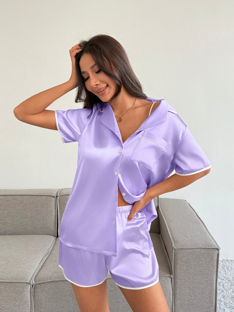 Satin-Schlafanzug-Set: Hellviolettes kurzärmliges Hemd mit Knopfleiste und Shorts