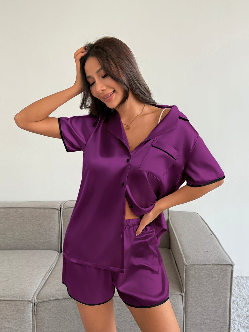 Satin-Schlafanzug-Set: Lila kurzärmliges Hemd mit Knopfleiste und Shorts, dunkle Kontrastkante