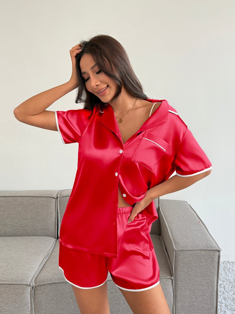 Satin-Schlafanzug-Set: Rotes kurzärmliges Hemd mit Knopfleiste und Shorts mit weißem Rand