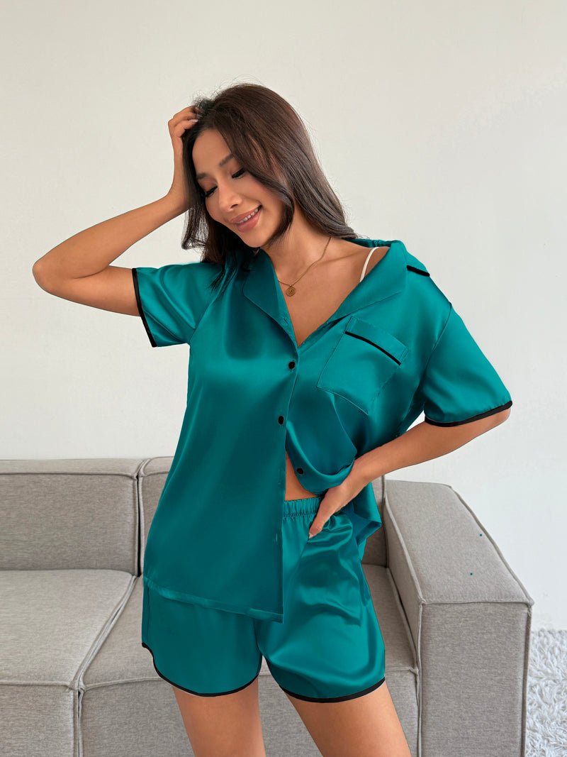 Satin-Pyjama-Set mit Kurzarmhemd und Shorts in Petrol, Knopfleiste