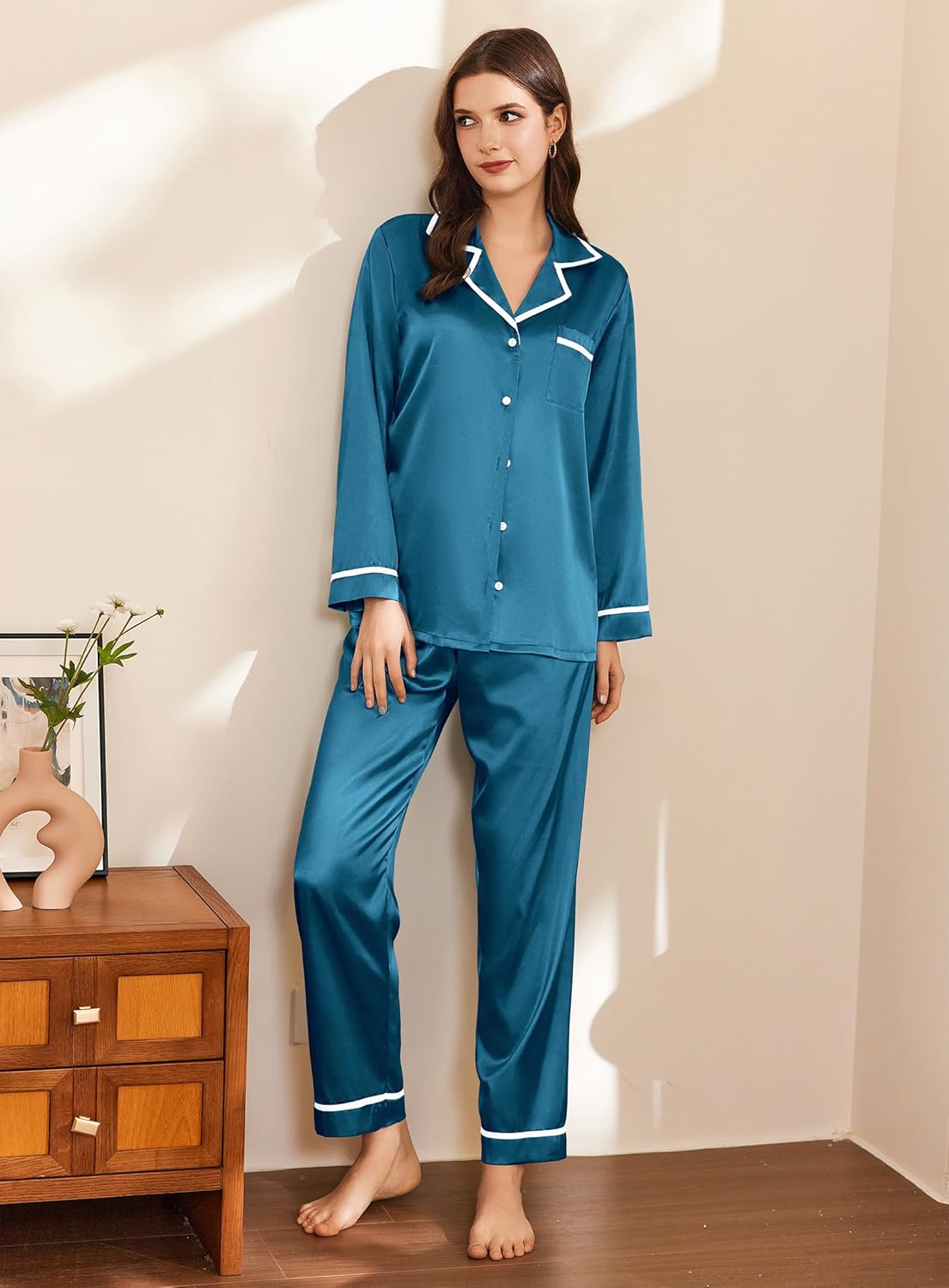 Satin-Pyjama-Set, blaugrün mit weiß abgesetztem Kragen, Knopfleiste und Bündchen