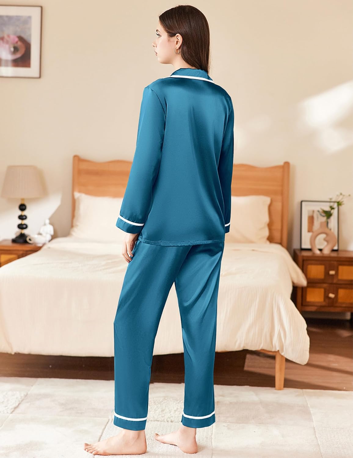 Satin-Pyjama-Set, blaugrün, Rückansicht mit weißem Besatz an Kragen und Beinabschluss