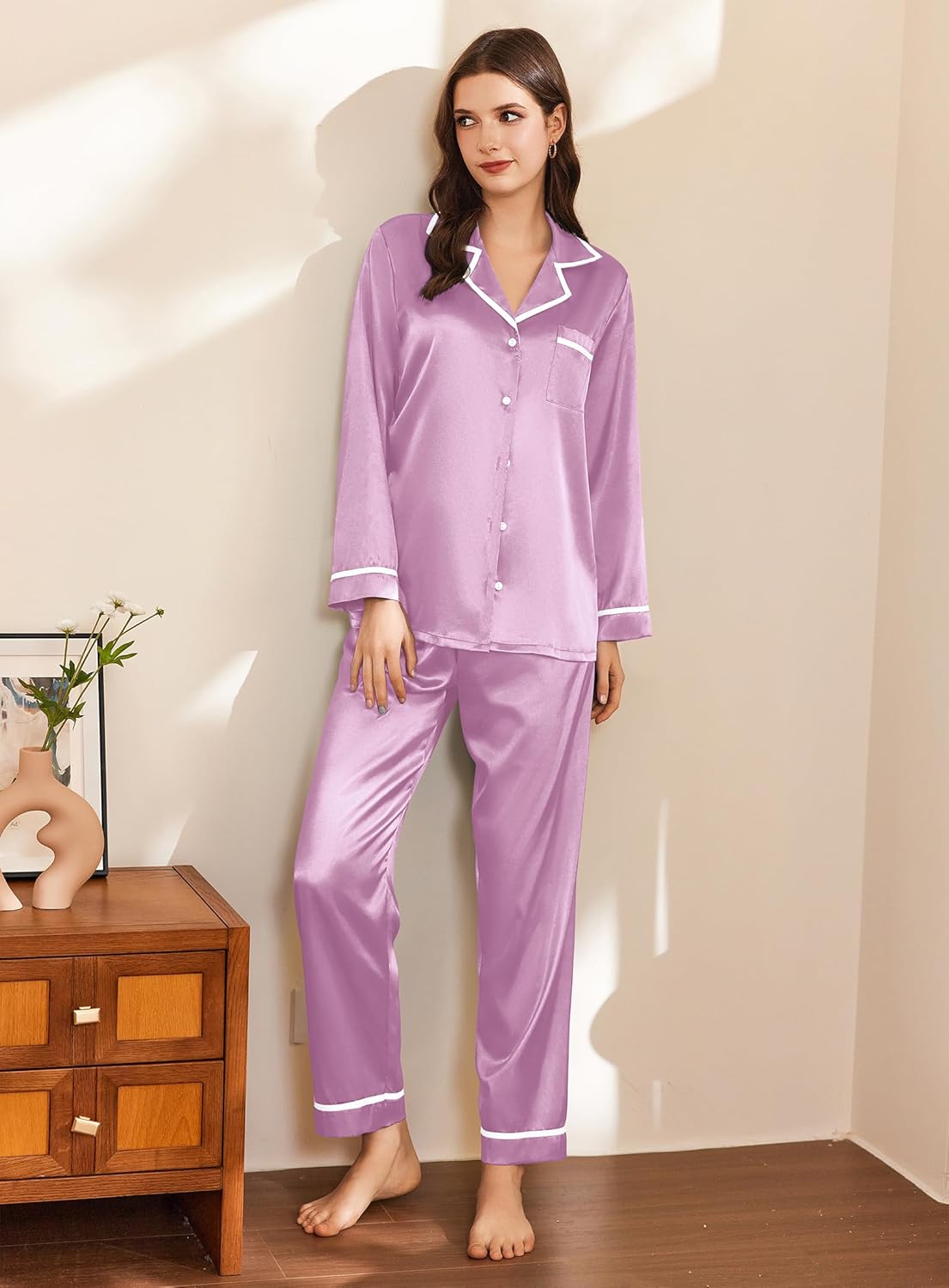 Satin-Pyjama-Set 2-teilig lila: Hemd mit Knopfleiste, Kontrastborten