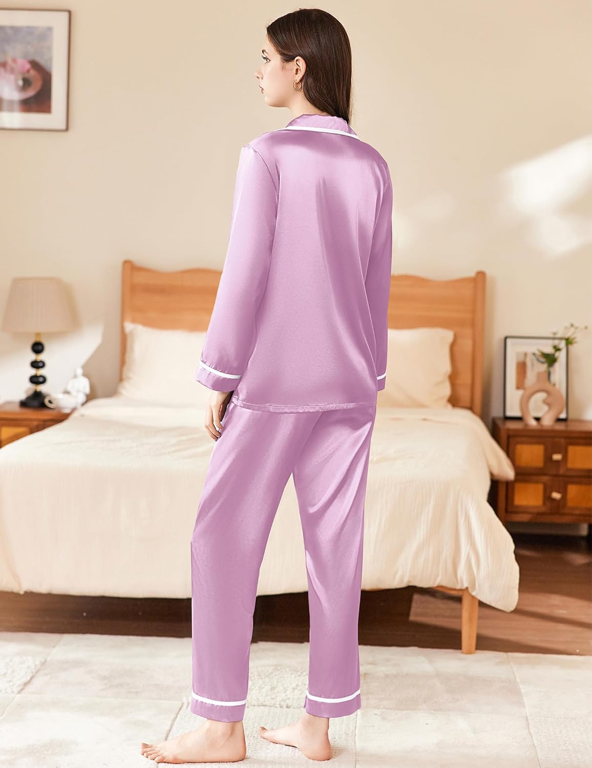 Lila Satin-Pyjama-Set Rückansicht: lockere Hose mit kontrastierenden Säumen