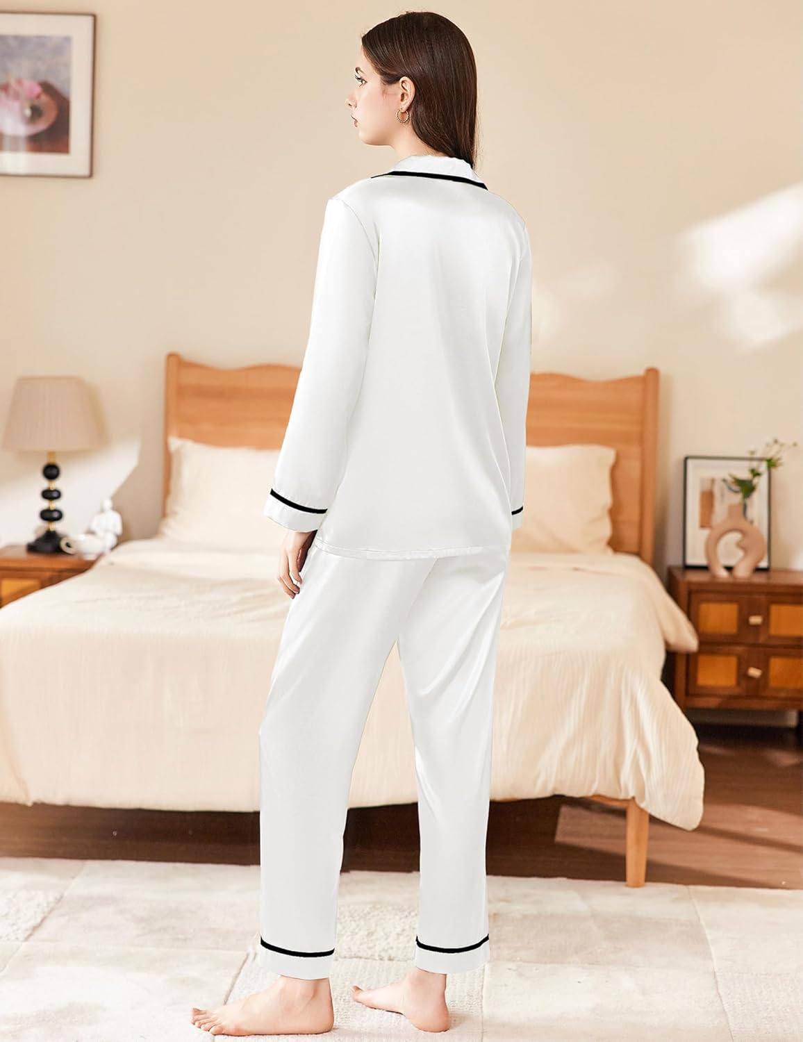 Satin-Pyjama-Set, weiß, Rückansicht mit schwarzem Besatz an Kragen und Saum