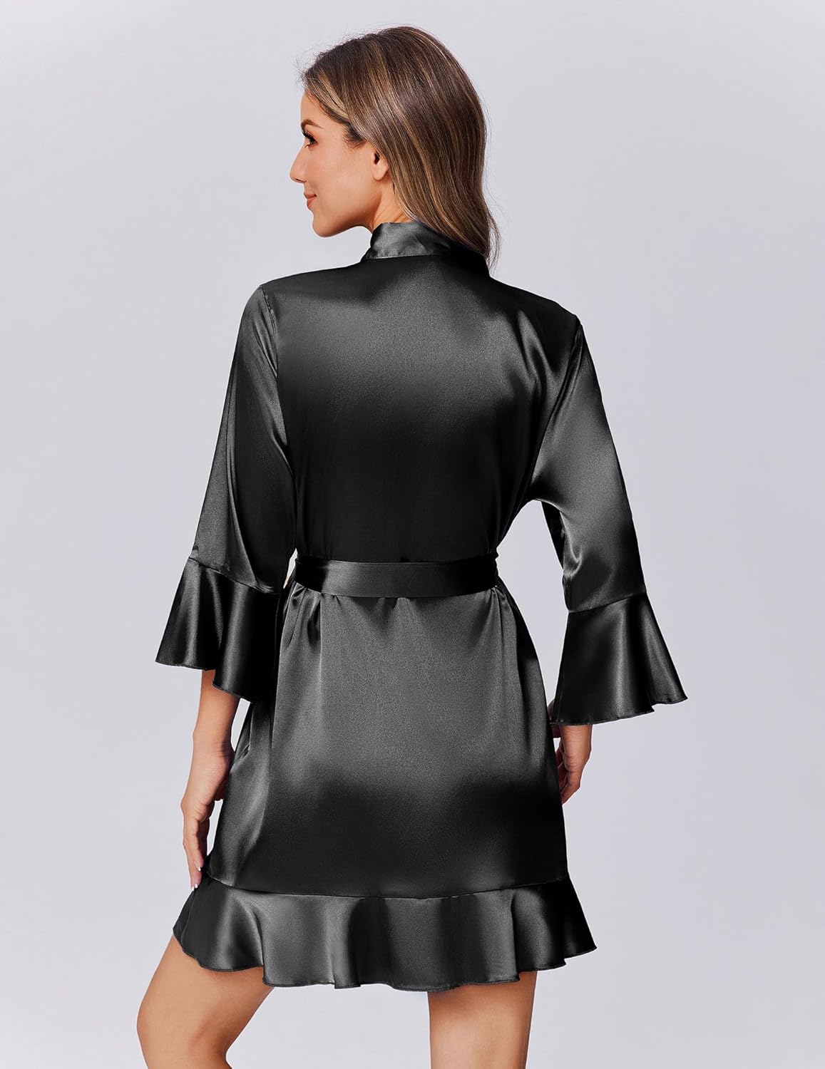 Kurzes Satin-Kimono-Bademantel mit Rüschen, schwarz, Flatterärmel, Bindegürtel, Rückansicht