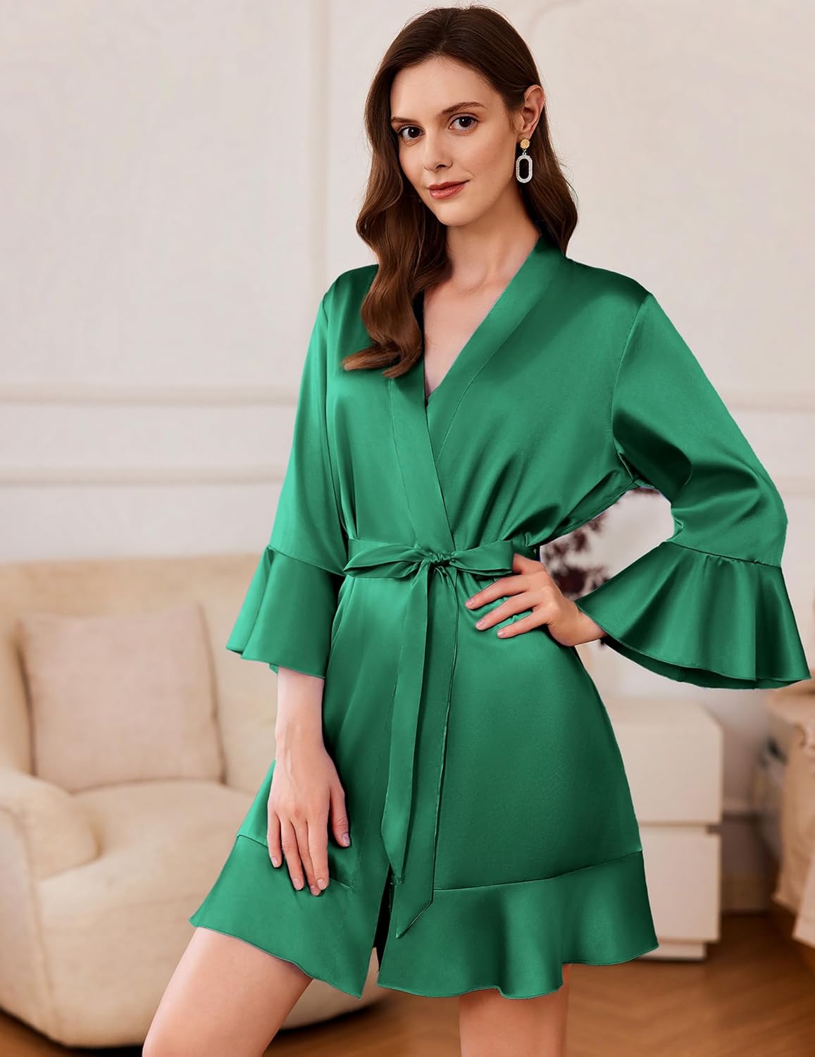 Satin kimono robe corto verde con lazo a la cintura y mangas acampanadas, bajo con volantes.