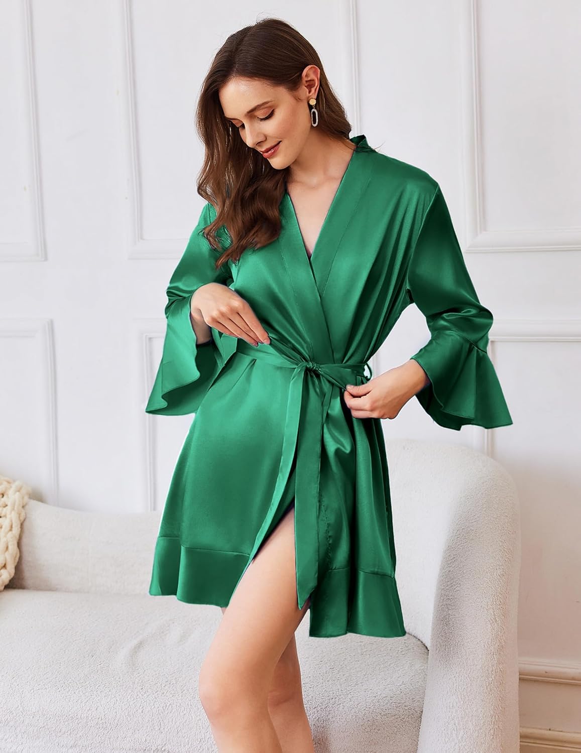 Satin kimono robe corto verde esmeralda con lazo a la cintura y dobladillo con volantes, vista frontal.