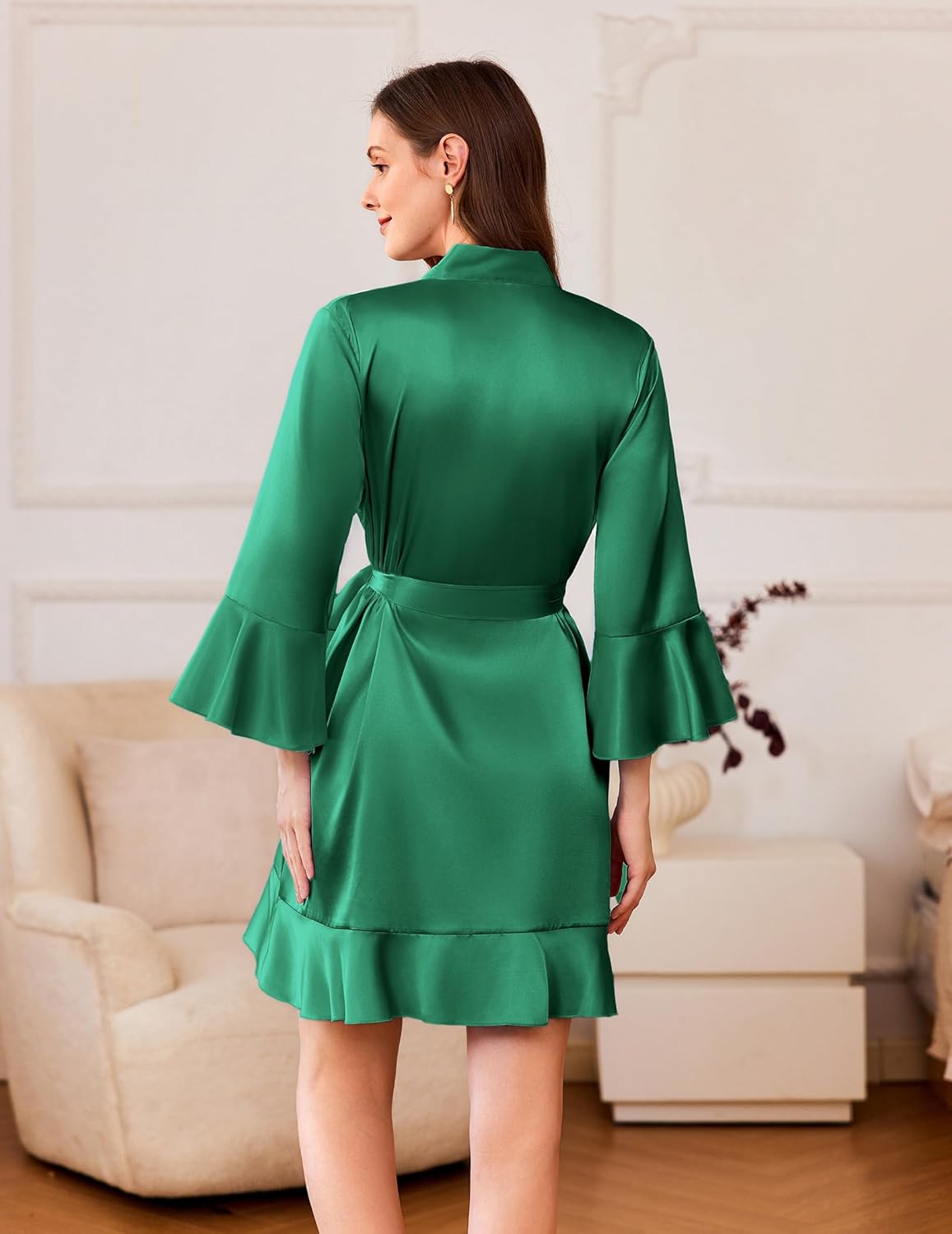 Satin kimono robe corto verde esmeralda con volantes en el bajo y mangas acampanadas, vista trasera.