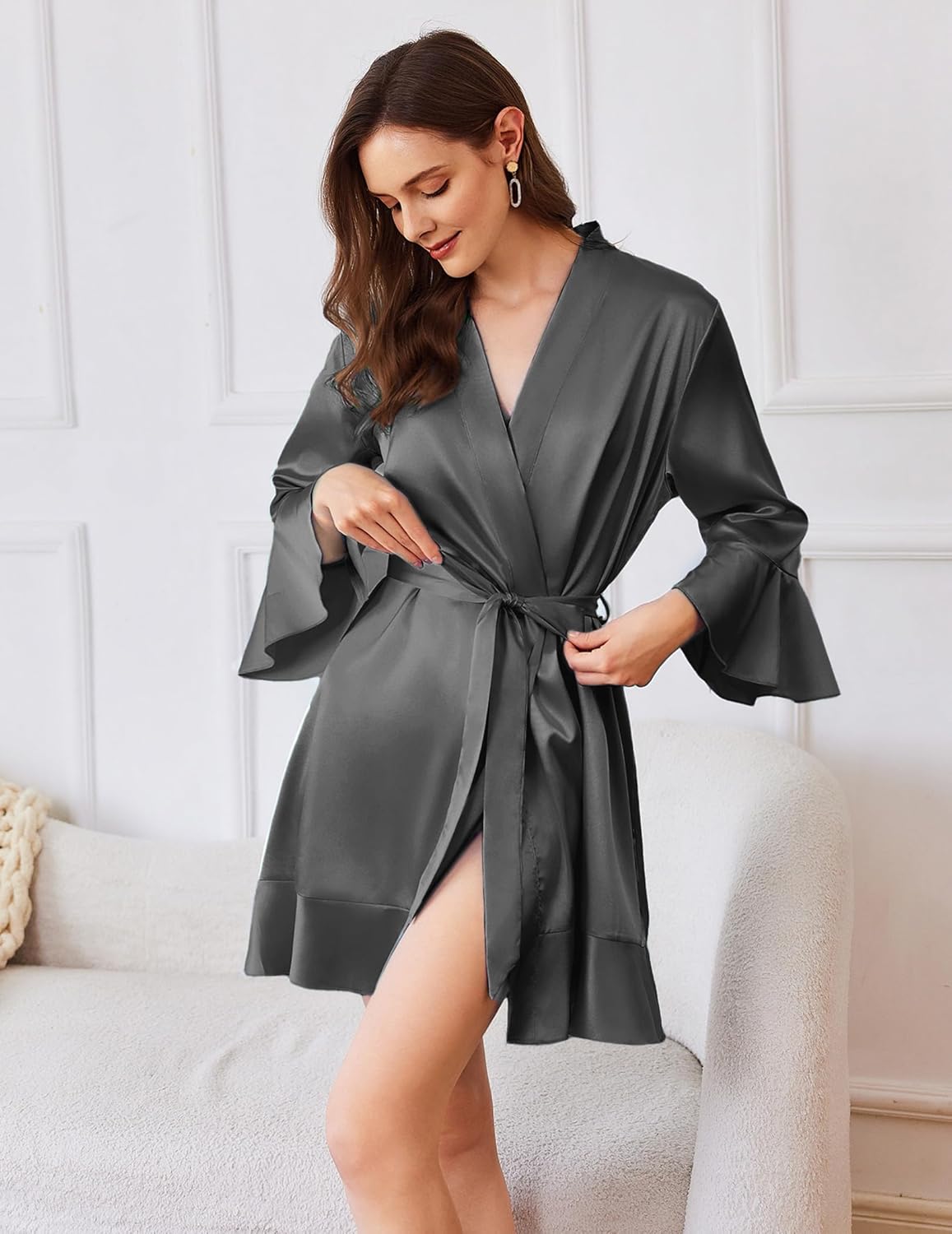 Dark Grey Satin-Kimono robe, kurz, Bindegürtel, Flatterärmel, Rüschen am Saum