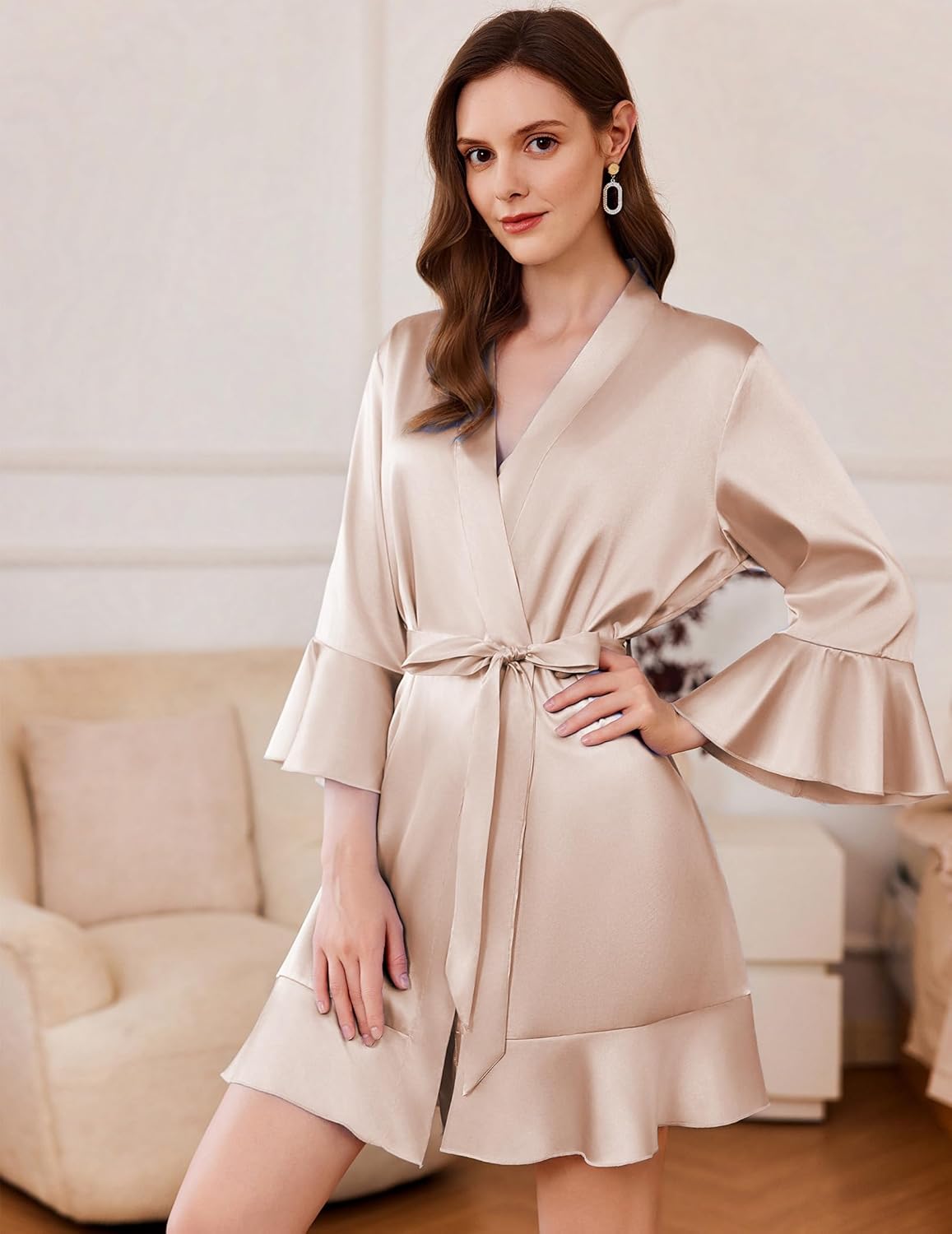Kurzer Satin-Kimono-Bademantel Champagne, V-Ausschnitt, Bindegürtel, gerüschter Saum