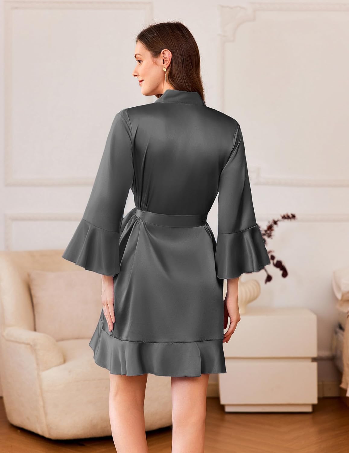 Kurzer Satin-Kimono-Bademantel Dark Grey, Bindegürtel, Flatterärmel, Rückansicht mit Rüschen