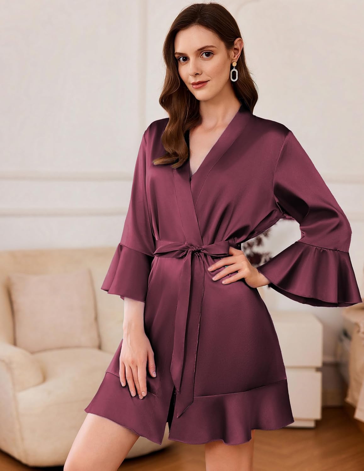 Deep Red Satin-Bademantel mit Bindegürtel, kurz, V-Ausschnitt, gerüschter Saum