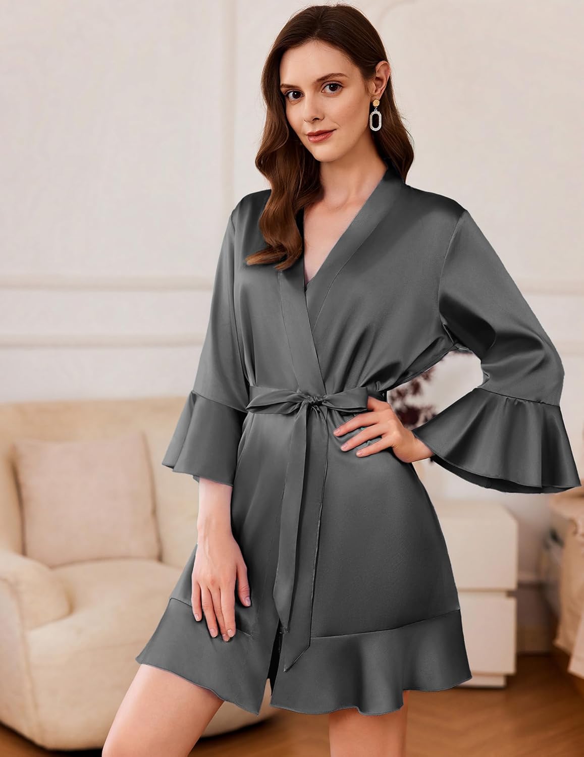Kurzer Satin-Kimono-Bademantel Dark Grey, V-Ausschnitt, Bindegürtel, gerüschter Saum