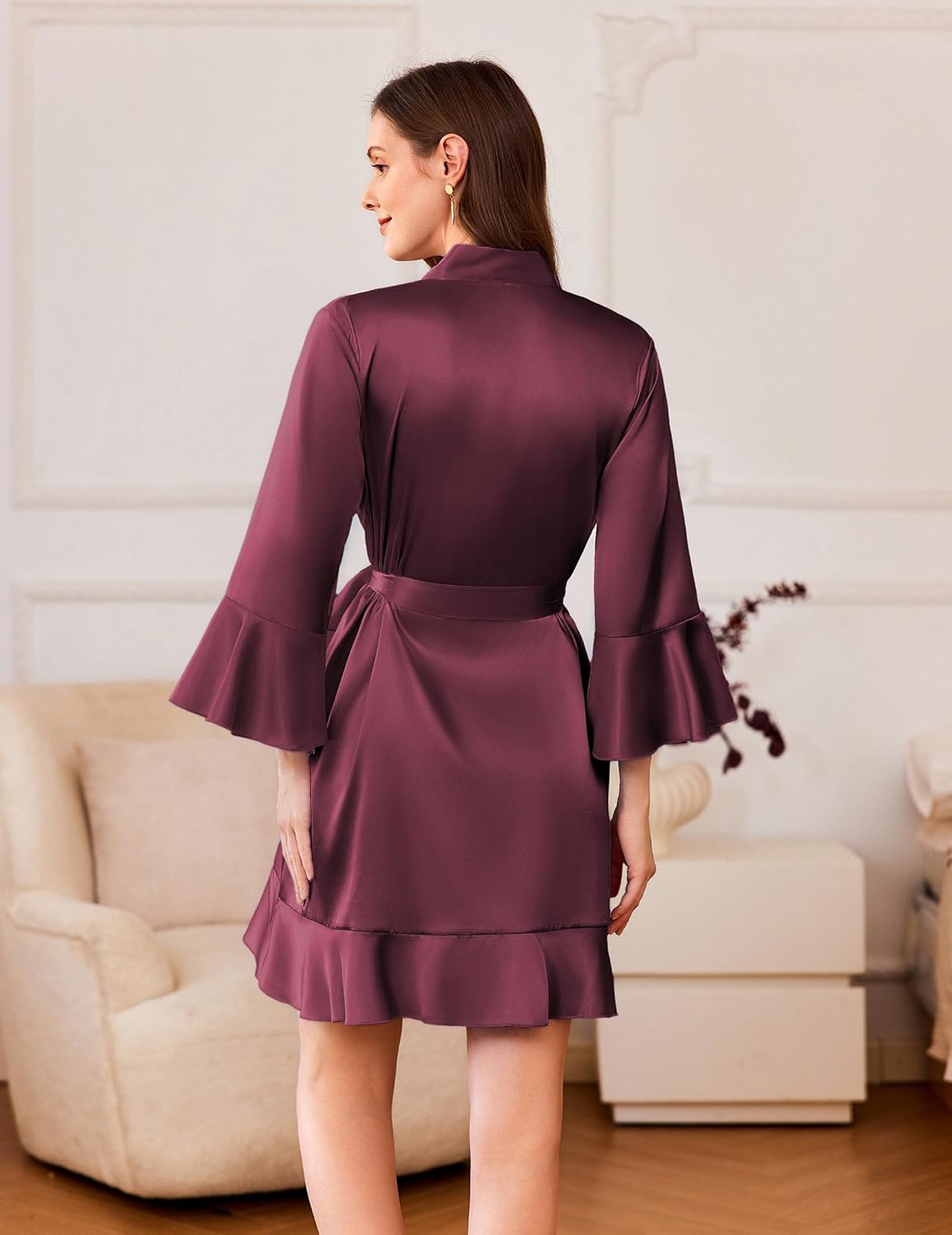 Kurzer Satin-Kimono-Bademantel Deep Red, Bindegürtel, Flatterärmel, Rückansicht mit Rüschen