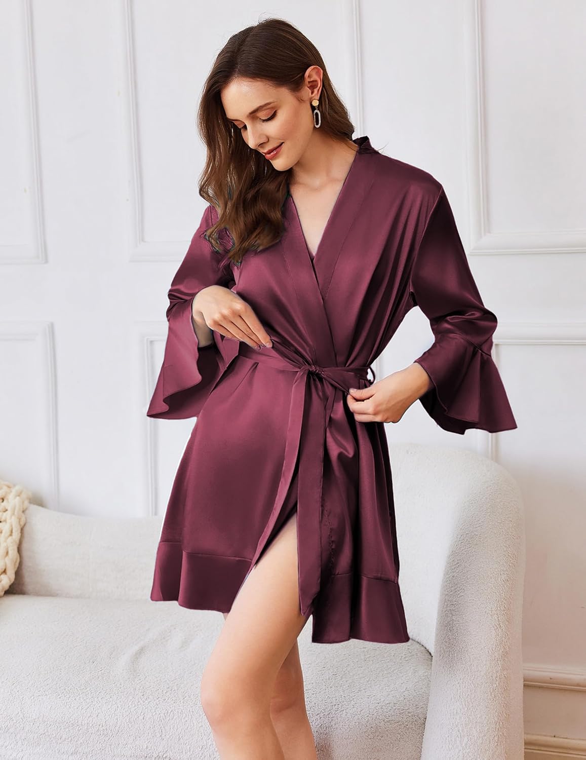 Kurzer Satin-Kimono-Bademantel, Deep Red, V-Ausschnitt, Flatterärmel, Bindegürtel