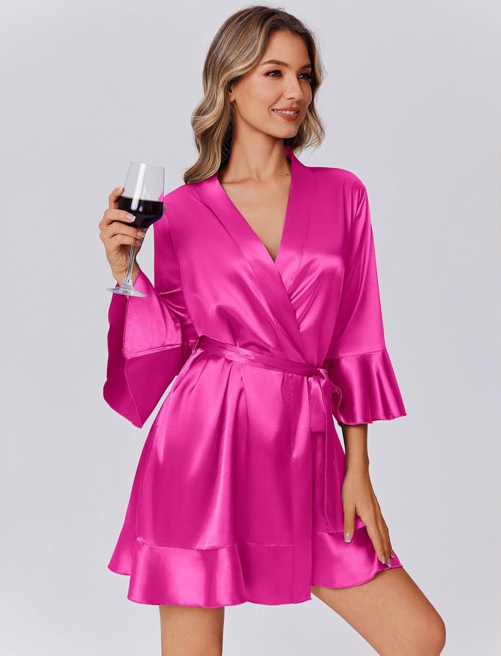 Satin kimono robe corto rosa fucsia con lazo a la cintura y volantes en el bajo, mangas acamp.