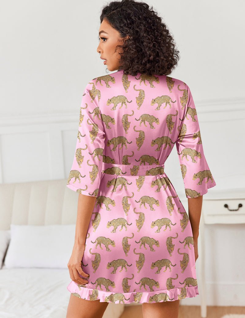 Rosa satin kimono robe mit Tigerprint, 3/4 Ärmel, Taillengürtel, Volantsaum