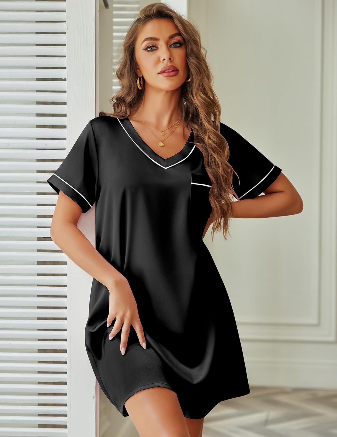Satin nightgown, schwarzes lockeres Nachthemd mit V-Ausschnitt und Kontrastpaspel