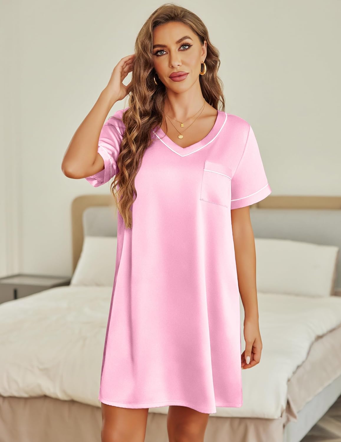 Rosa Satin-Seiden-Nachthemd mit V-Ausschnitt, Zierstreifen und kurzem Ärmel, Brusttasche
