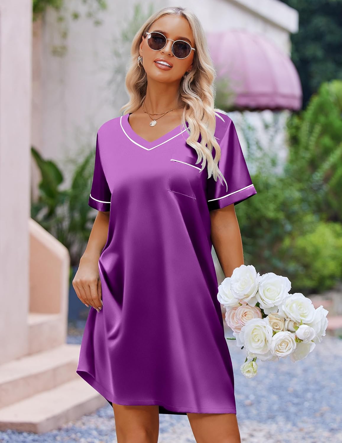 Lila Satin-Nachthemd-Kleid mit V-Ausschnitt, kurzer Ärmel, Brusttasche und Zierstreifen