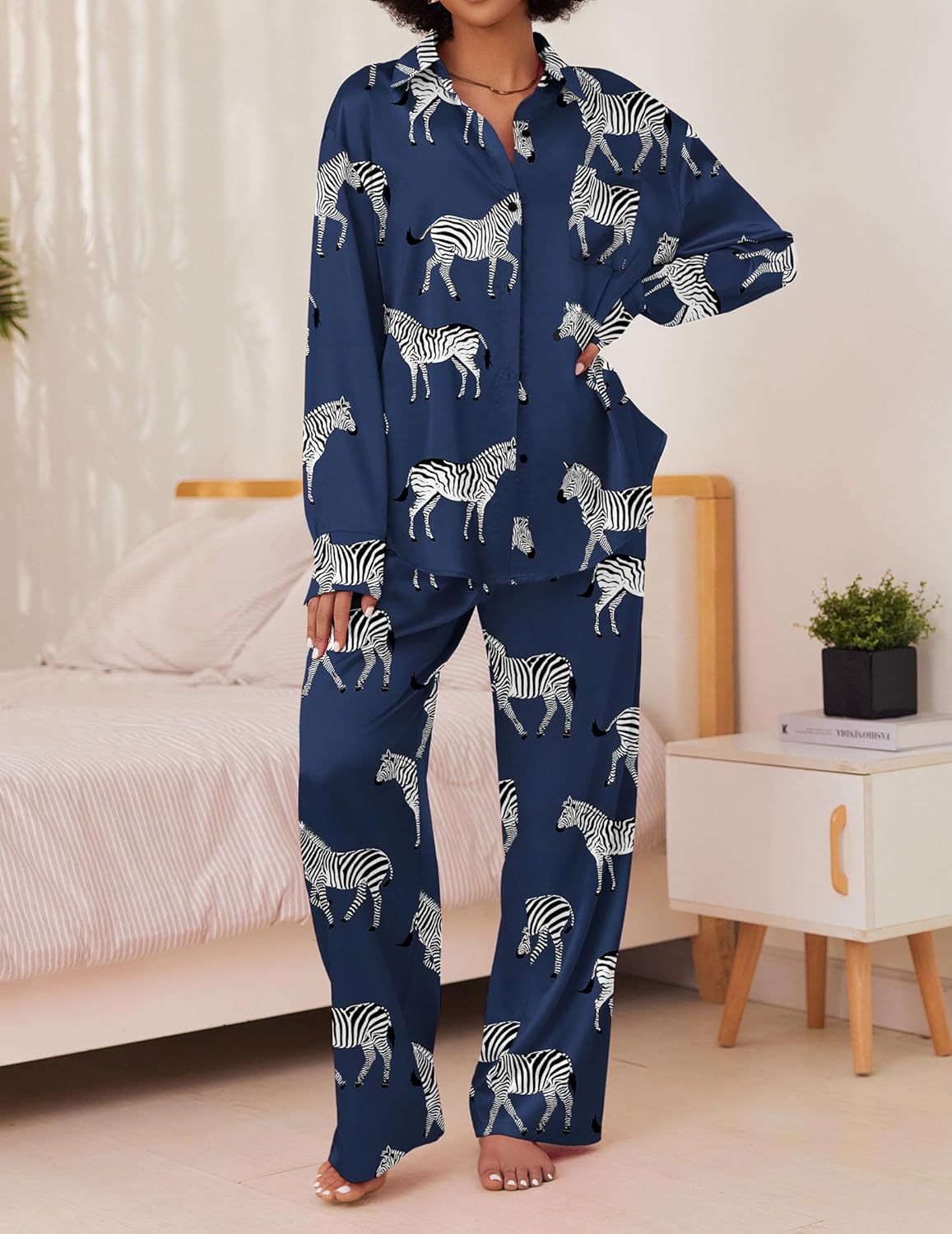 Pijama satinado azul marino con estampado de cebras, camisa con botones y pantalón largo