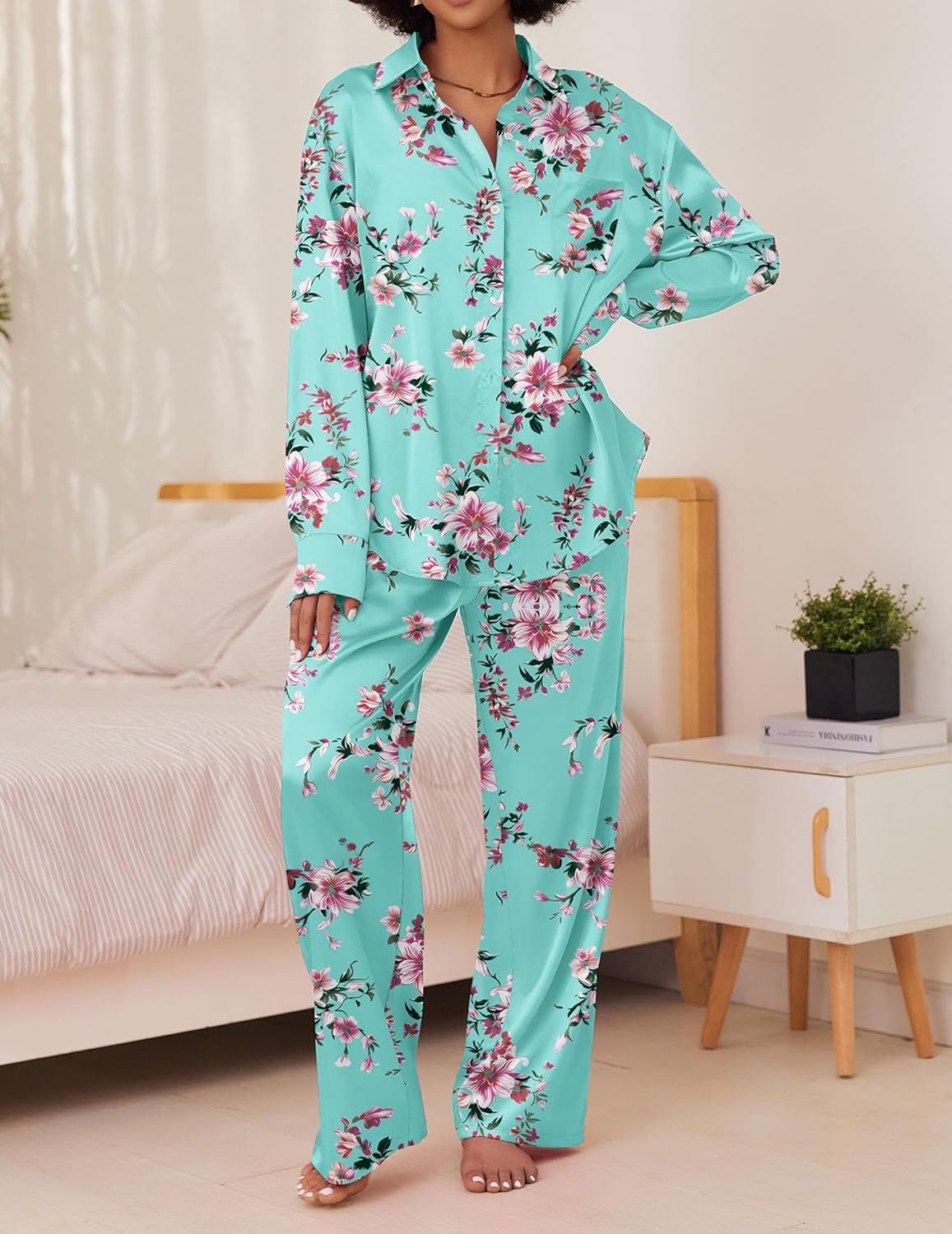 Satin-Pyjama-Set türkis mit Blumenprint, langärmliges Hemd mit Knopfleiste und passende Hose