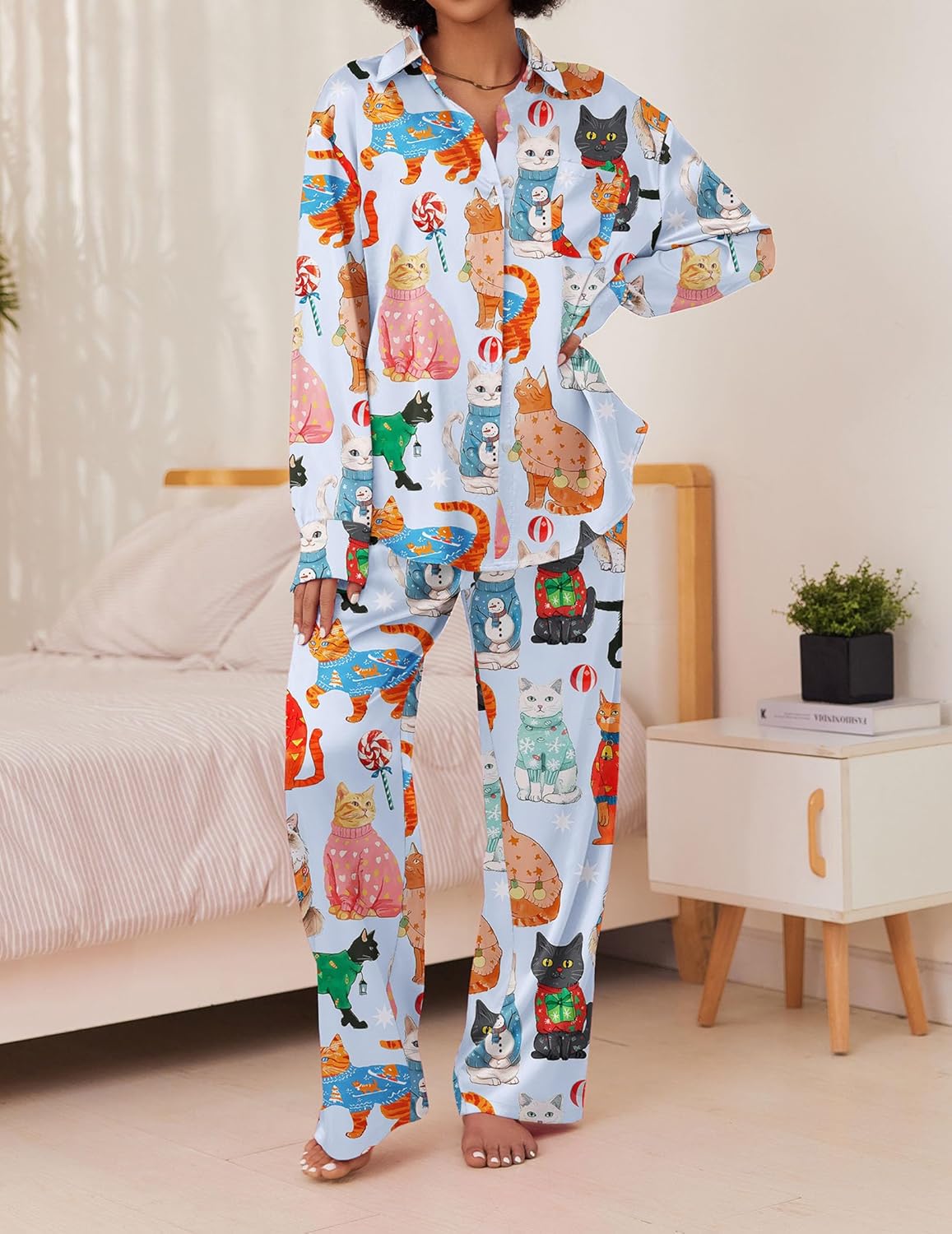 Satin-Pyjama-Set mit buntem Tierprint, langärmliges Hemd mit Knopfleiste und passende Hose