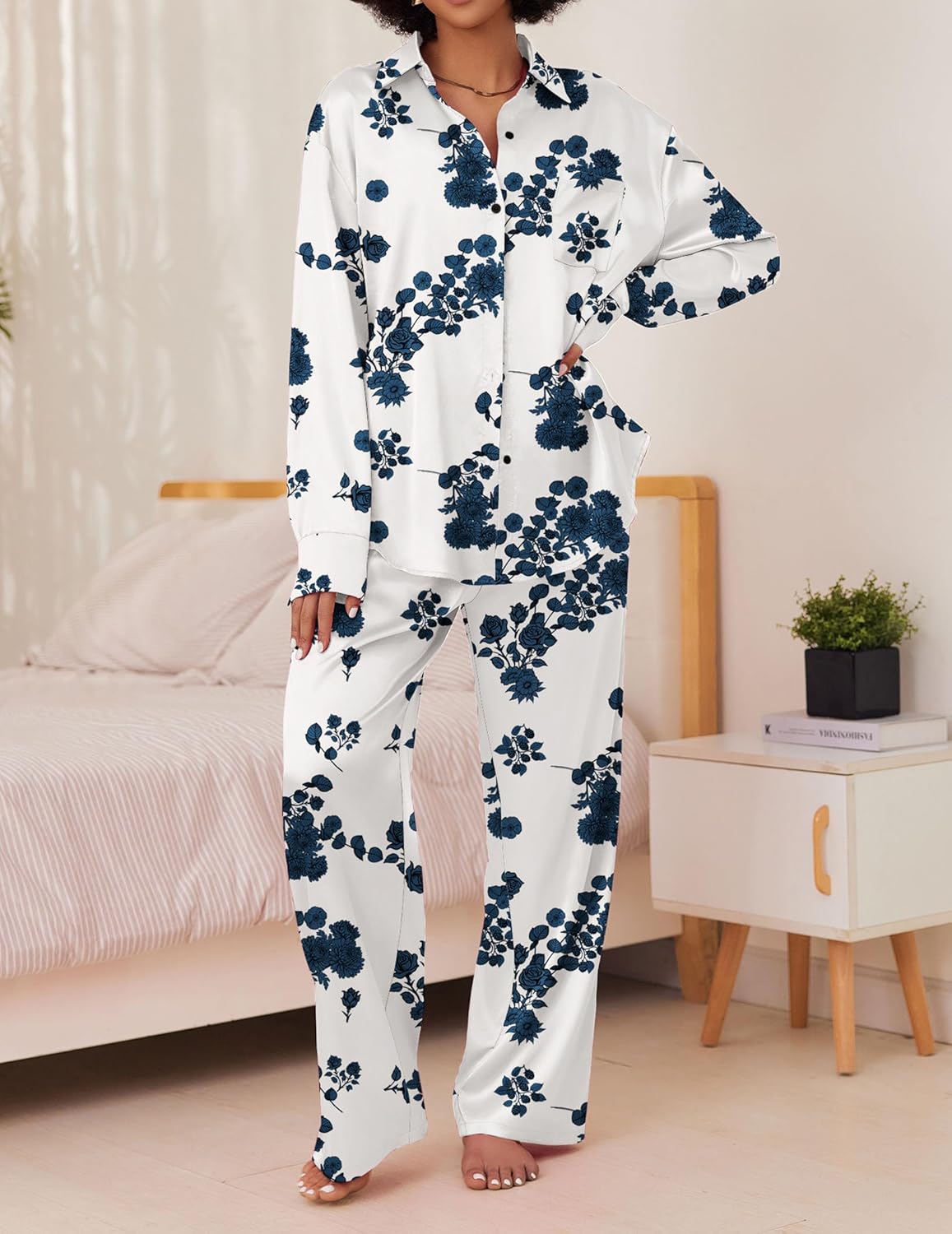Pijama satinado blanco con flores azules, camisa de botones y pantalón largo