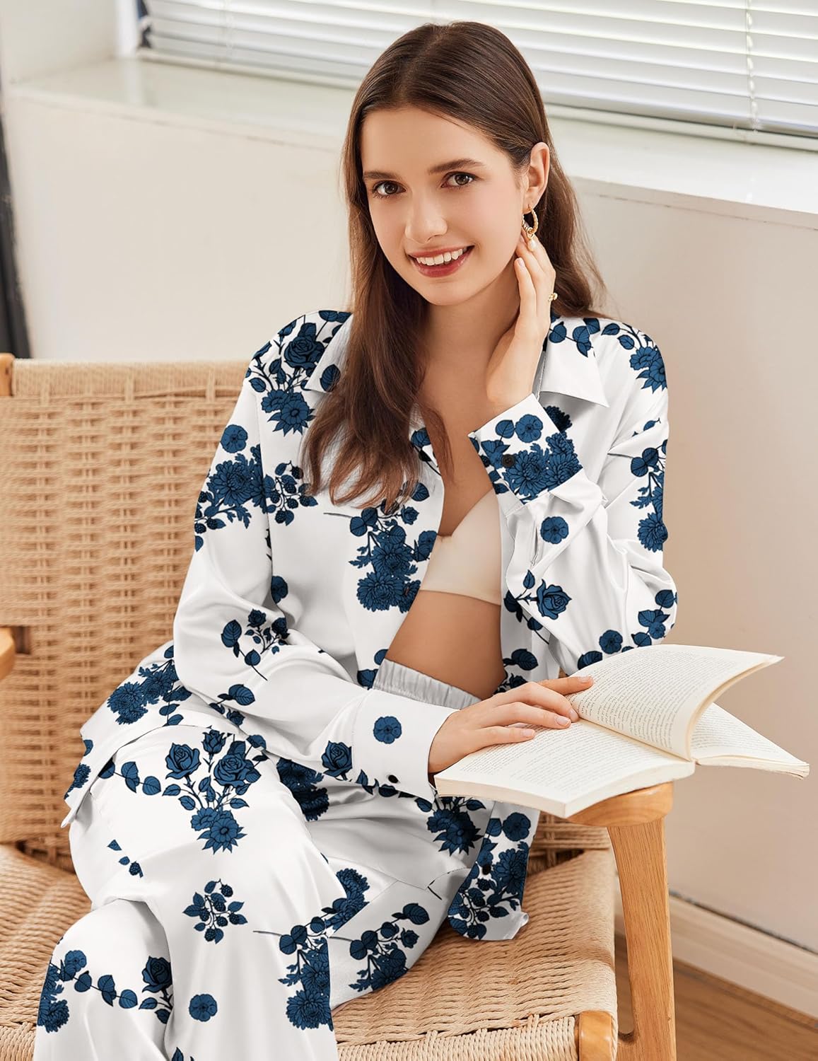 Pijama satinado blanco con estampado de flores azules, camisa con botones y pantalón