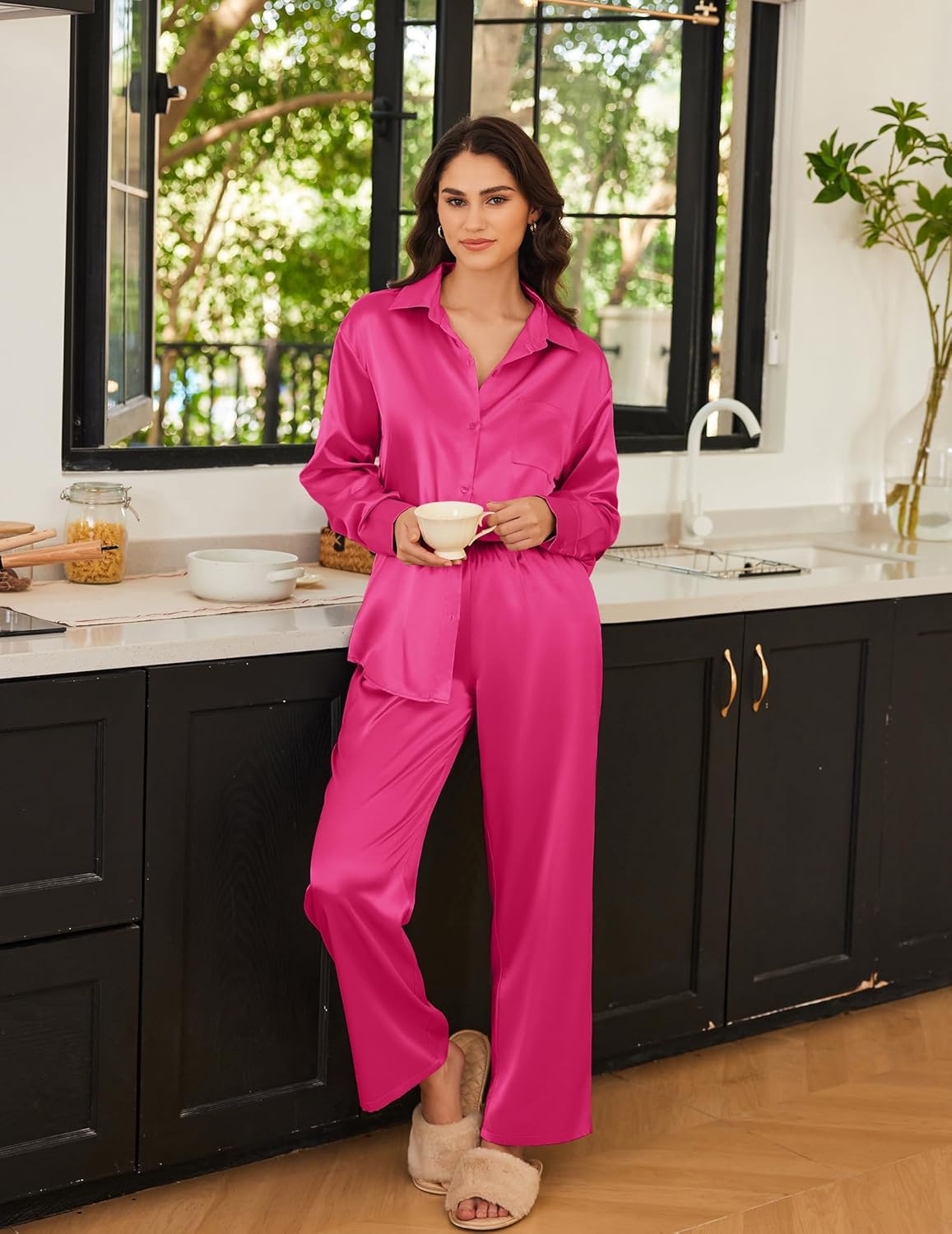 Fuchsia Satin-Pyjama-Set, langärmliges Hemd mit Knopfleiste und Kragen; lange Hose mit weitem Bein