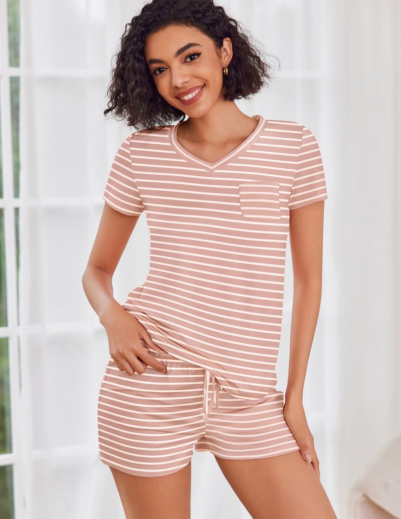 Conjunto pijama manga corta rosa claro con rayas blancas y short a juego