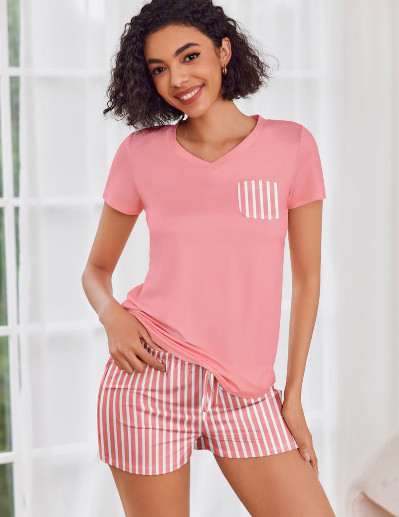 Conjunto pijama manga corta rosa con rayas verticales blancas y short a juego