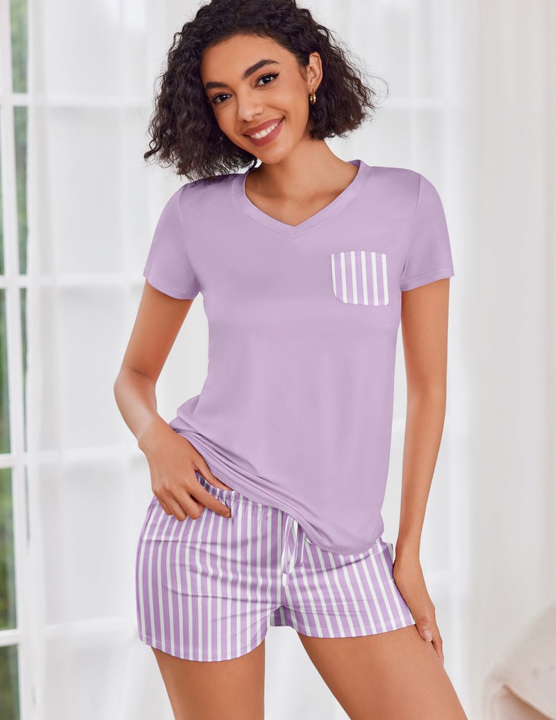 Conjunto pijama manga corta lila con rayas verticales blancas y short a juego