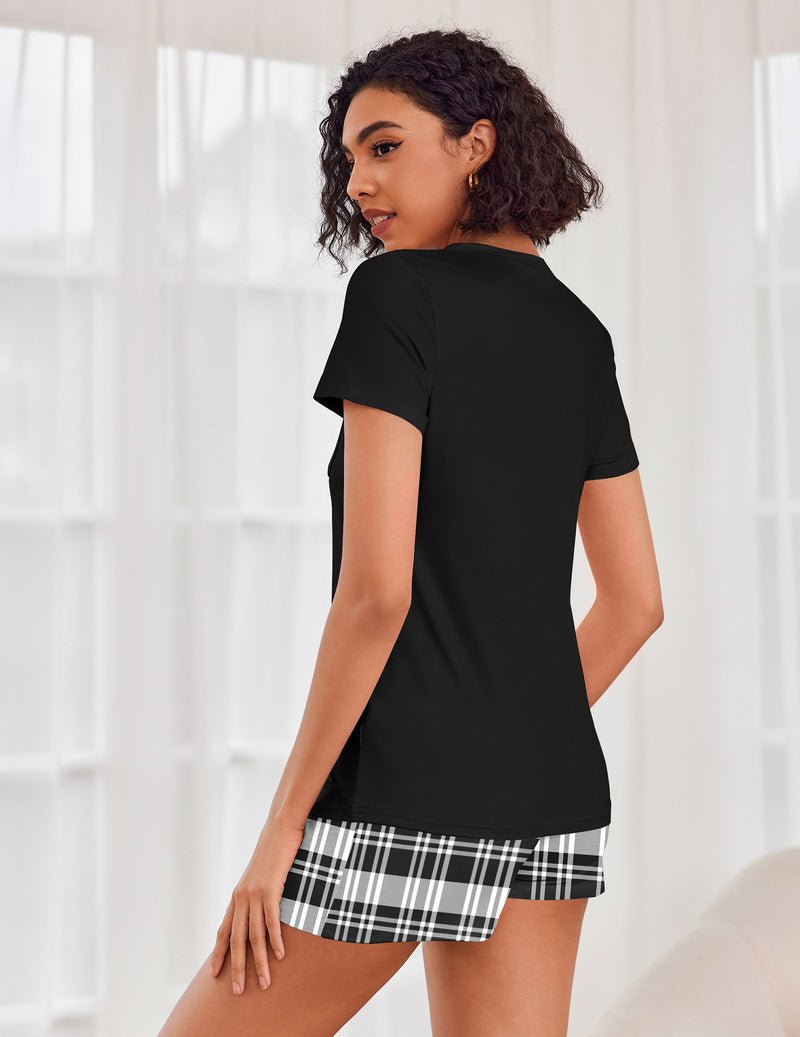 Ensemble pyjama manches courtes noir à encolure ronde et short à carreaux noir et blanc