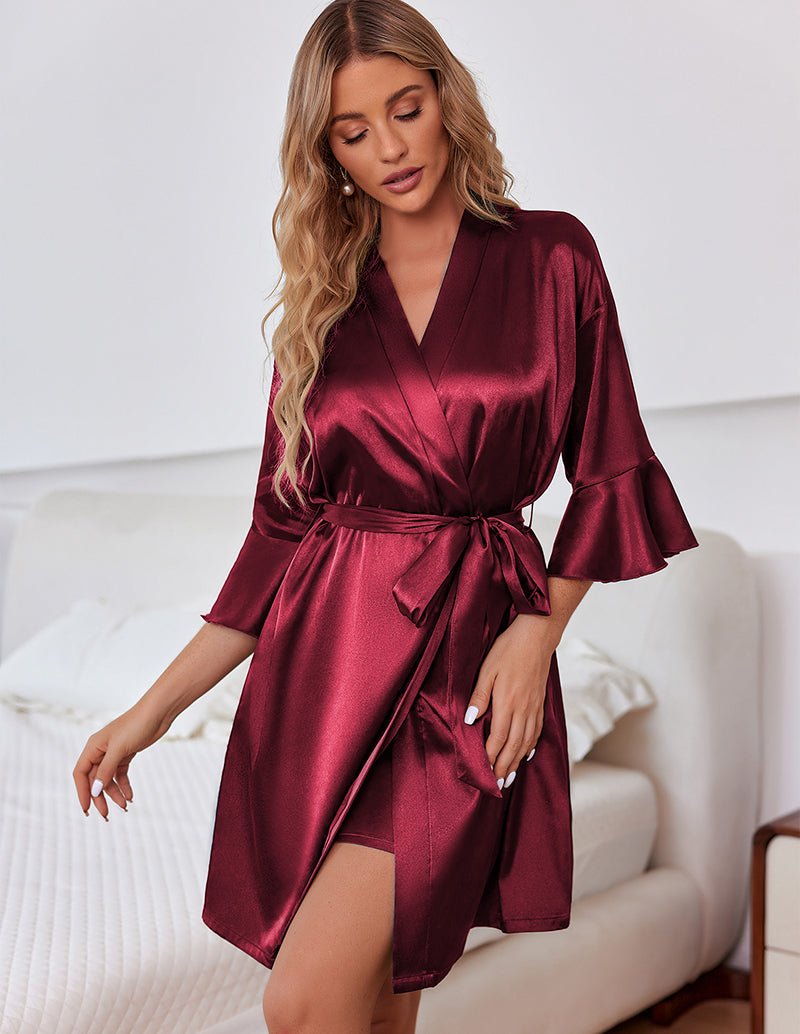 Robe de chambre en soie bordeaux à col V, manches évasées, ceinture nouée