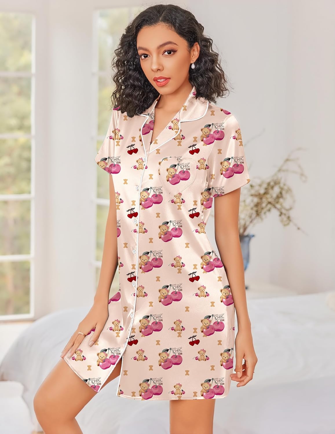 Champagnefarbene Satin-Nachthemd mit Knopfleiste und Teddy-Alloverprint