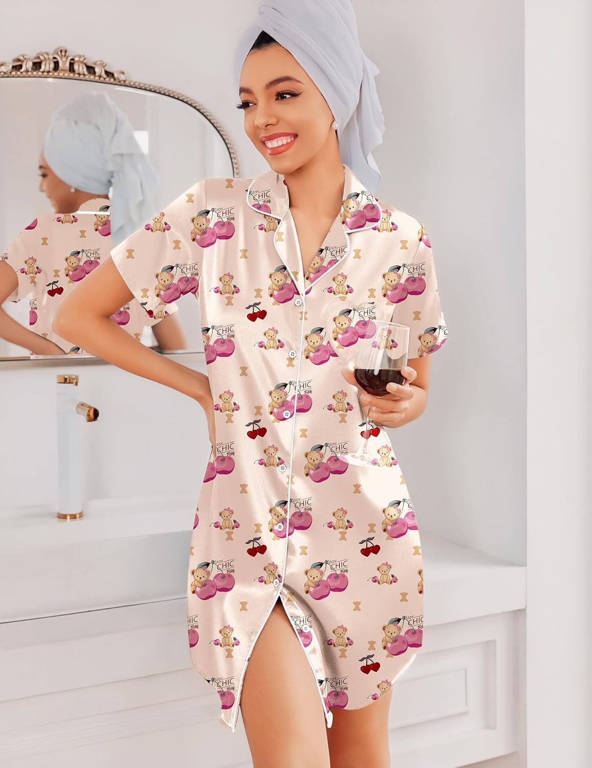 Champagne Satin-Nachthemd mit Knopfleiste und Teddyprint, schwingender Saum