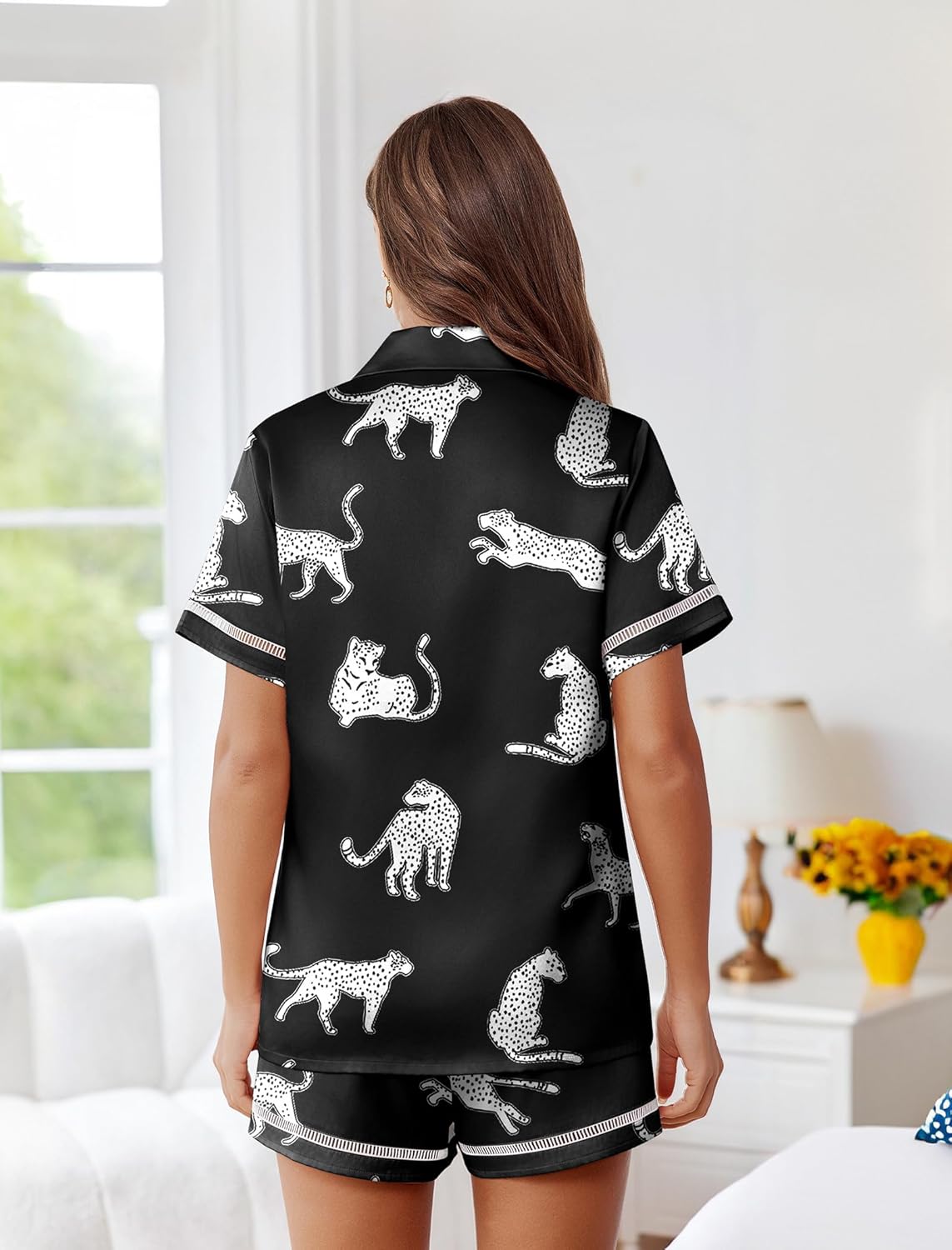 Rückansicht: Satin-Pyjama-Set, schwarzer Stoff mit weißen Hundemotiven, Shorts