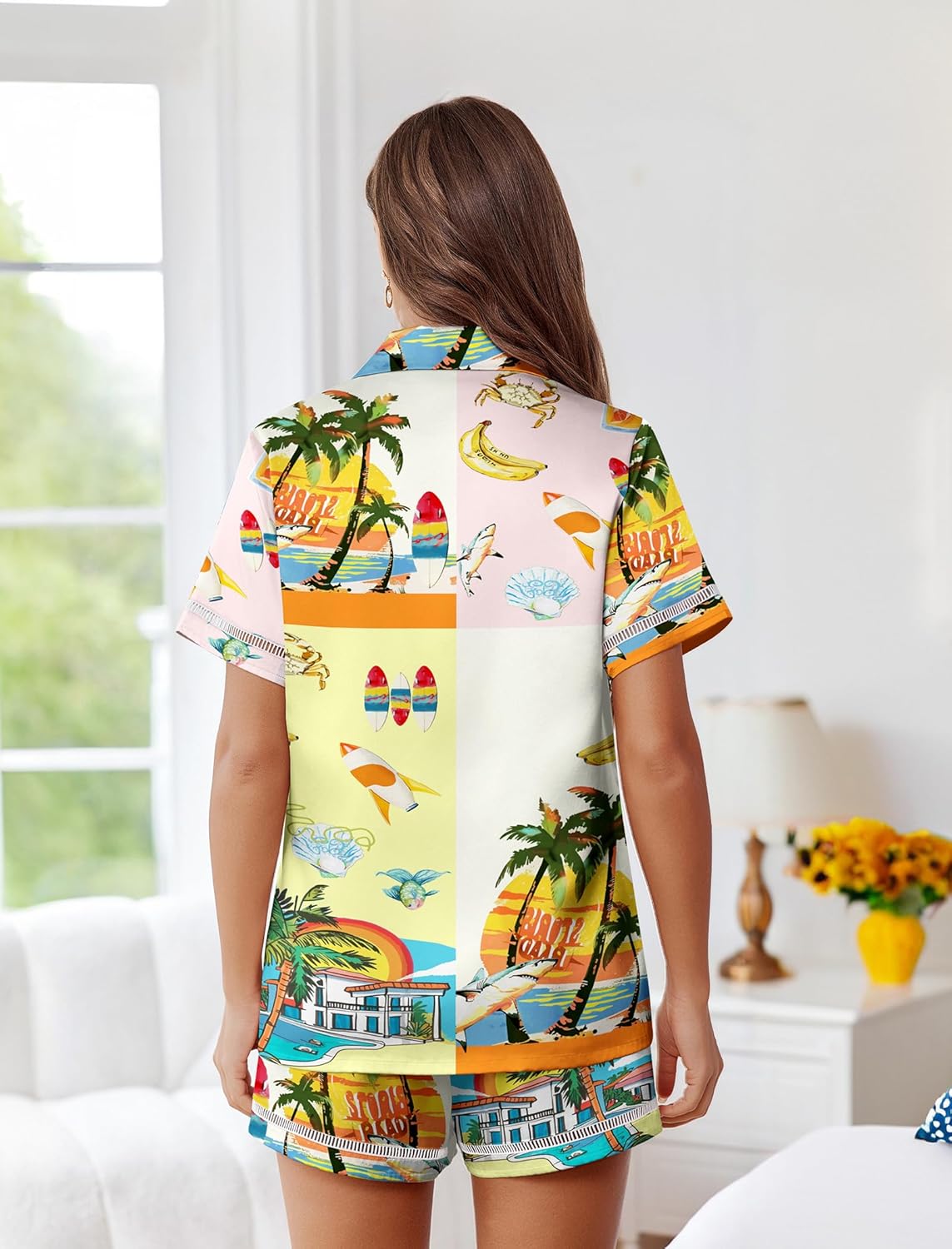 Rückansicht Satin-Pyjamaset mit Strandillustration, Kurzarmhemd und kurzen Hosen