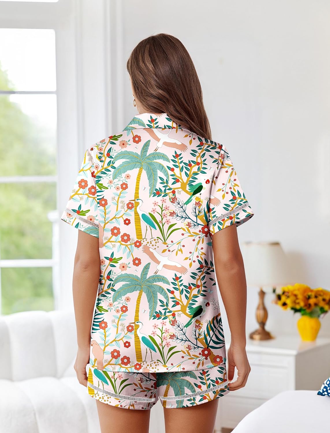 Rückansicht: Satin-Pyjama-Set mit buntem Strandprint, weißer Grund, Shorts
